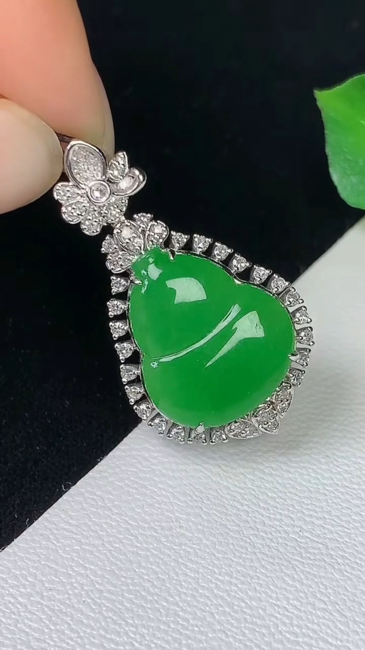 天然A货翡翠葫芦吊坠，尺寸29.7-16.8-7.3，裸石15.7-13.2，重量:4.49g
8月10日