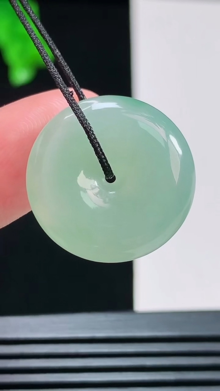 天然A货翡翠平安扣吊坠，尺寸21-5.8 重量:5.32g
8月10日