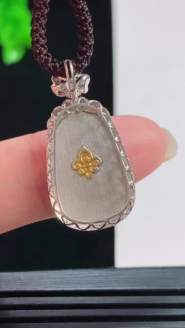 天然A货翡翠如意吊坠，尺寸28-14-5，裸石18-12 重量:2.25g
8月10日