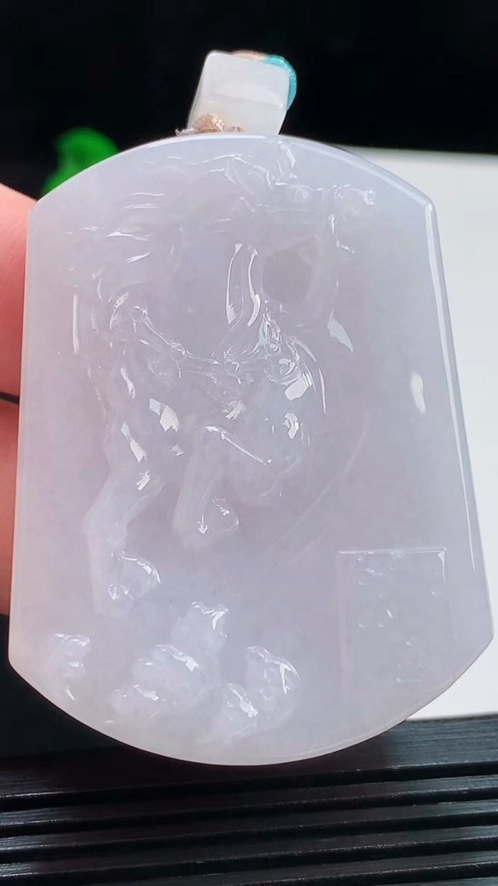 天然A货翡翠紫罗兰生肖马牌吊坠，尺寸53-40-10.6 重量:60.17g
8月10日