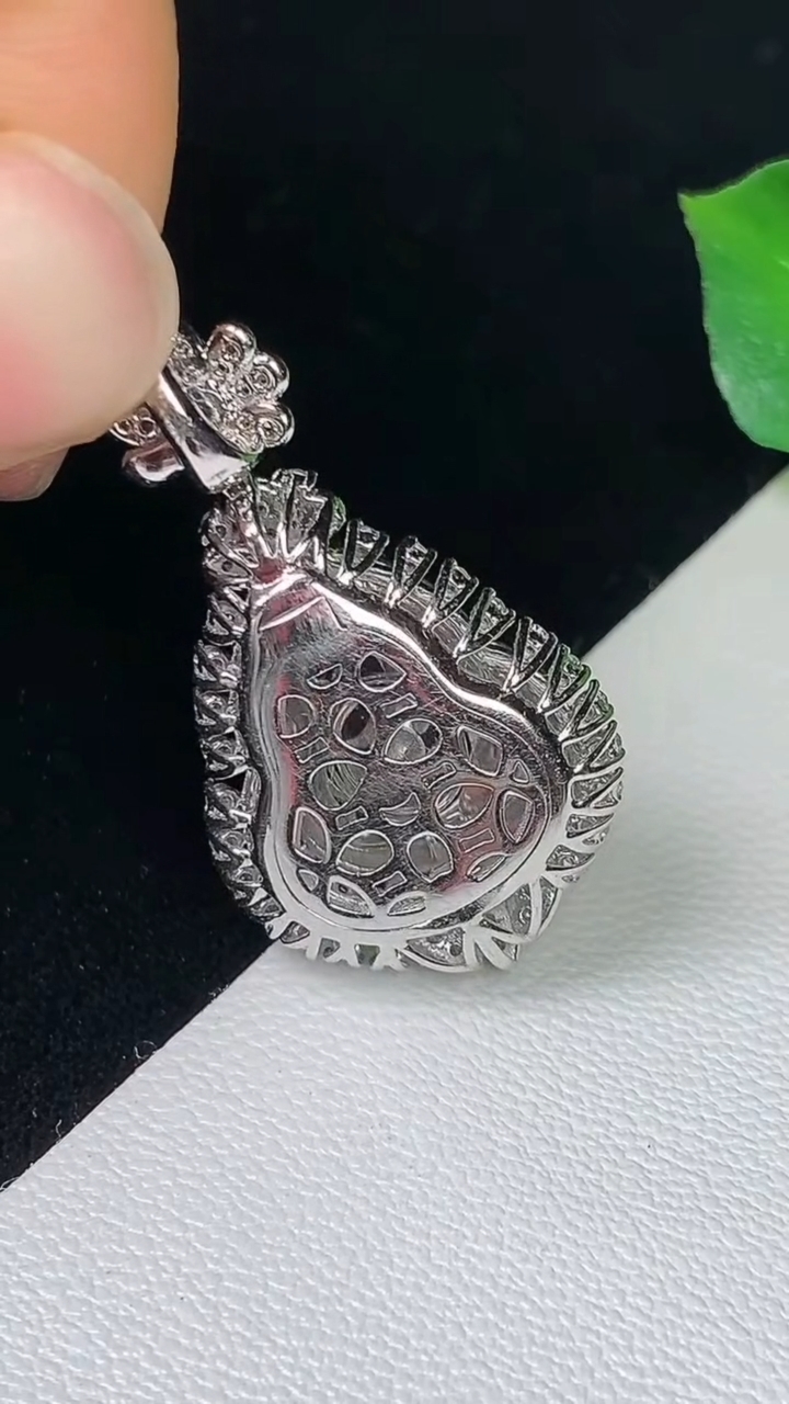 天然A货翡翠葫芦吊坠，尺寸29.7-16.8-7.3，裸石15.7-13.2，重量:4.49g
8月10日