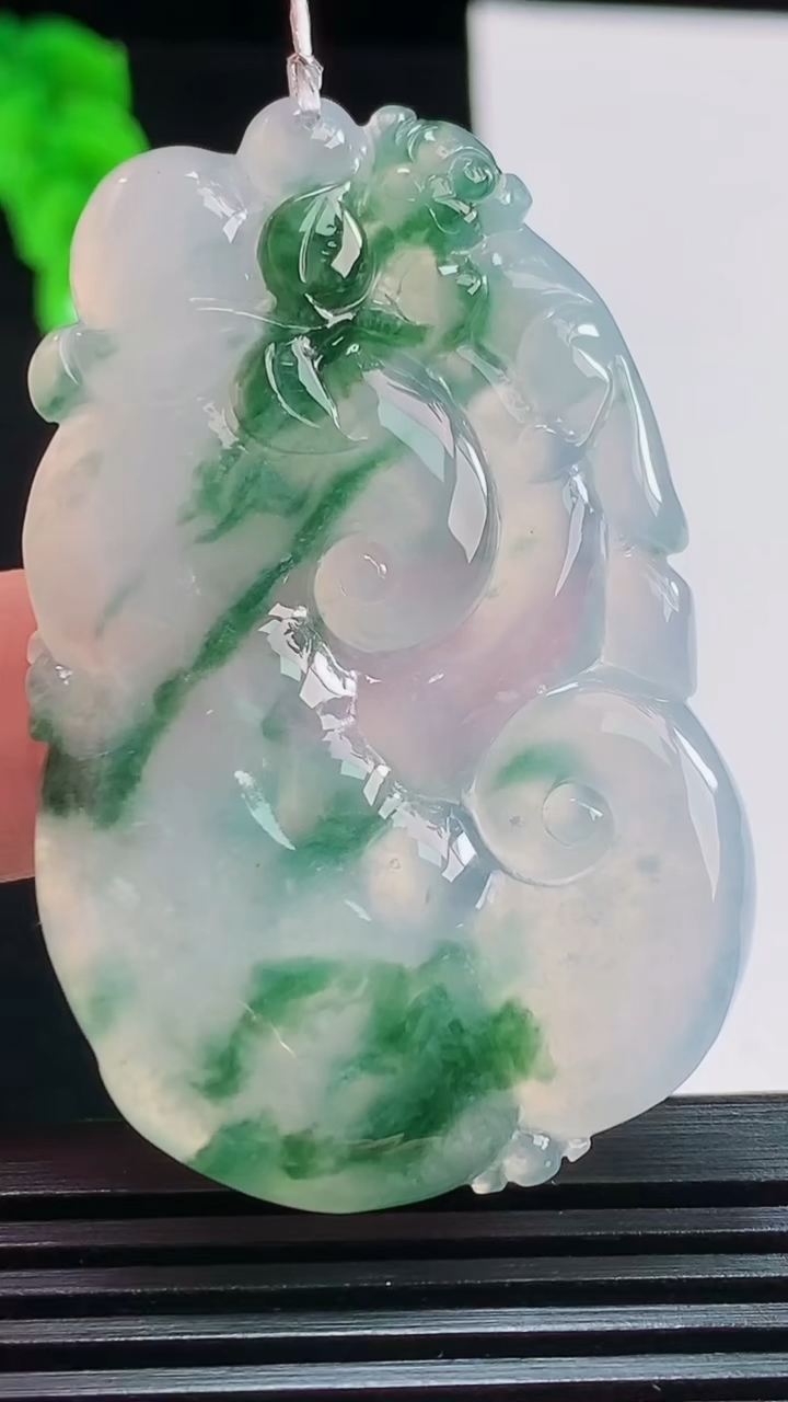 天然A货翡翠种飘花如意吊坠，尺寸52-32.8-5.5 重量:20.39g
8月10日