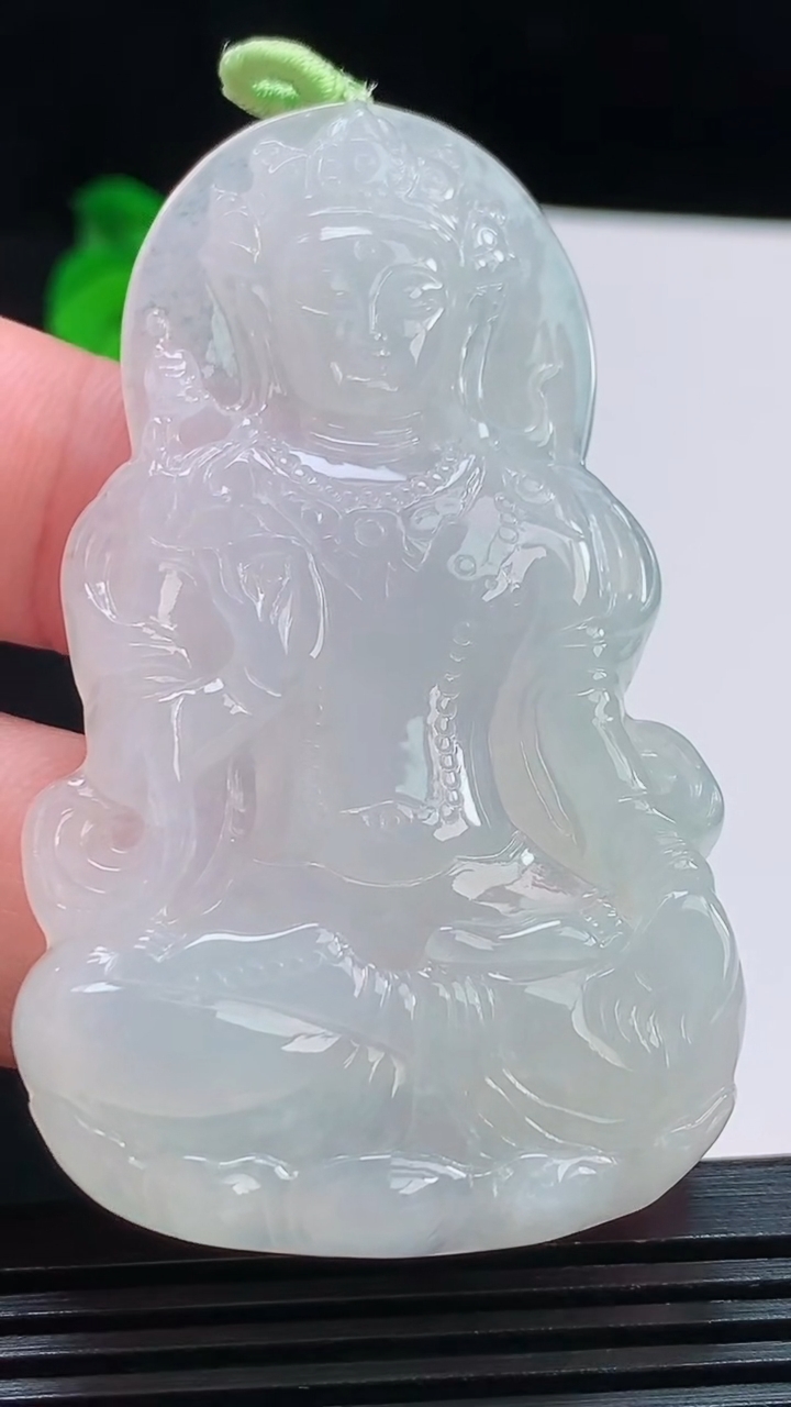 天然A货翡翠度母菩萨吊坠，尺寸63-38-5.6 重量:26.25g
8月10日