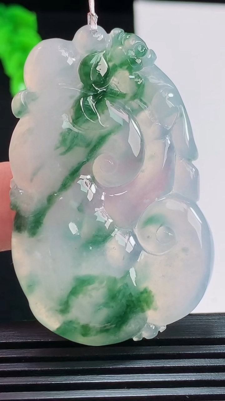 天然A货翡翠种飘花如意吊坠，尺寸52-32.8-5.5 重量:20.39g
8月10日