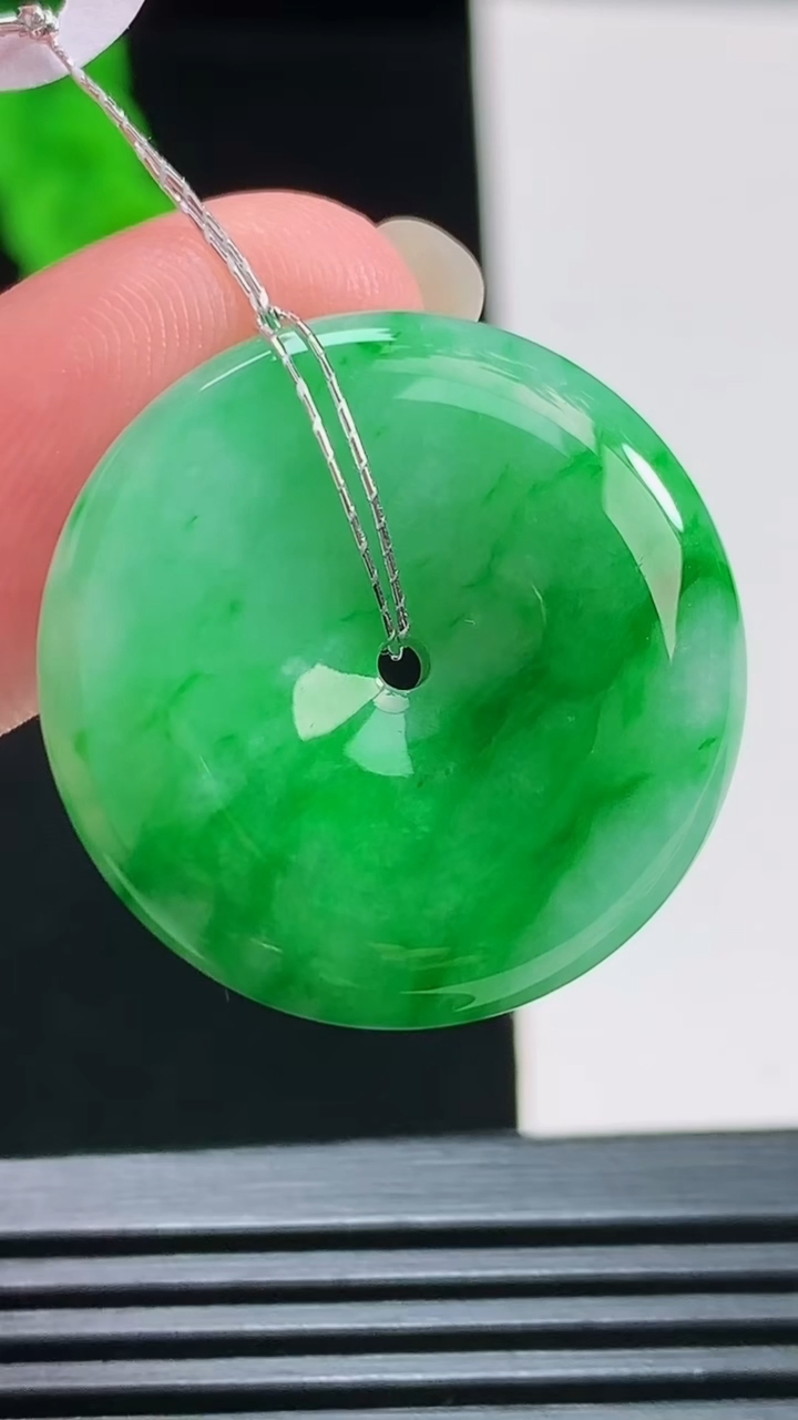 天然A货翡翠平安扣吊坠，尺寸26-5.5 重量:8.12g
8月10日