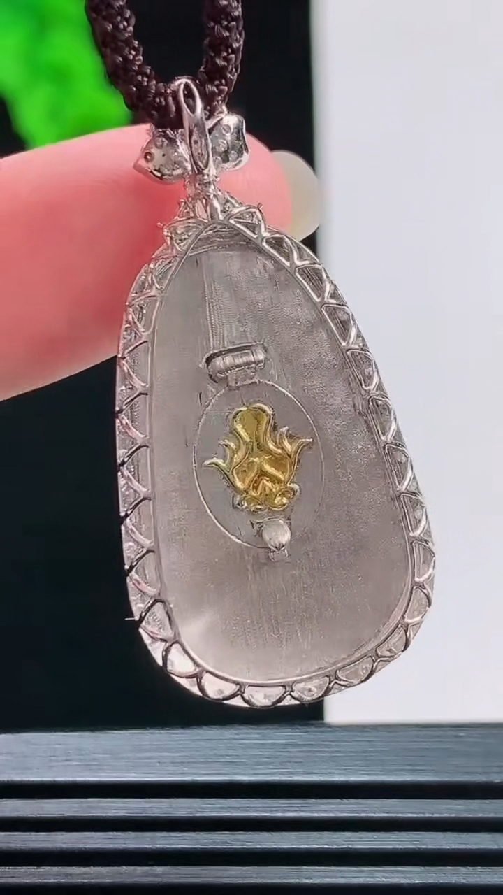 天然A货翡翠如意吊坠，尺寸39-19-6.2，裸石28-17 重量:4.80g
8月10日