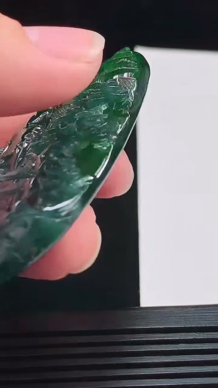 天然A货翡翠山水牌吊坠，尺寸67-37-7.2 重量:39.43g
8月10日