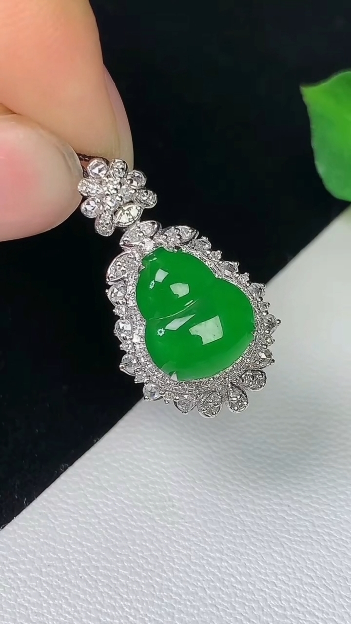 天然A货翡翠葫芦吊坠，尺寸23.7-12.6-9.2，裸石10.7-8.8，重量:2.42g
8月1