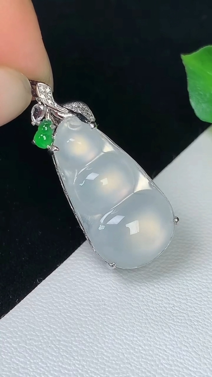 天然A货翡翠白冰福豆吊坠，尺寸30.3-23.9-12.9-6.3，重量:3.59g
8月10日