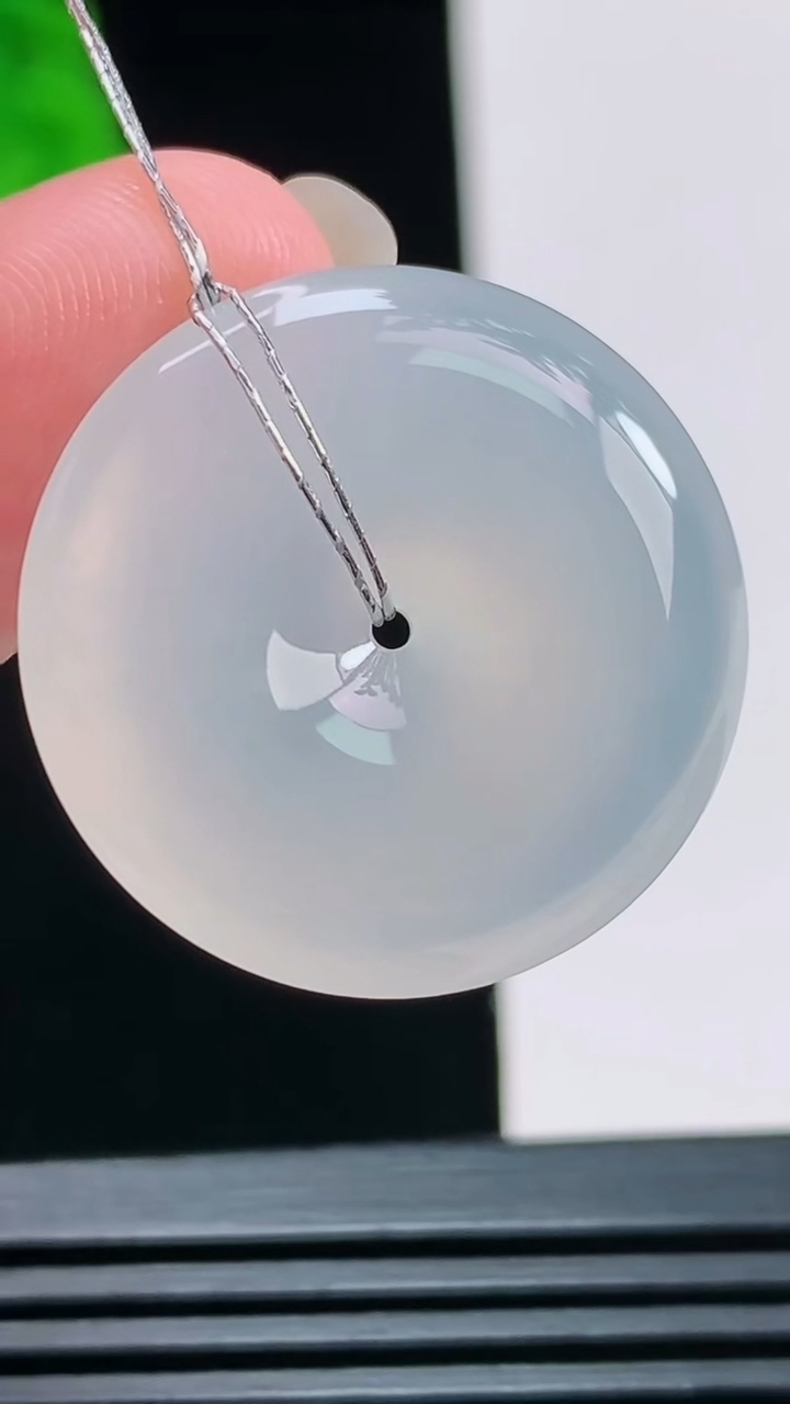 天然A货翡翠种白冰平安扣吊坠，尺寸25-5.5 重量:7.16g
8月10日