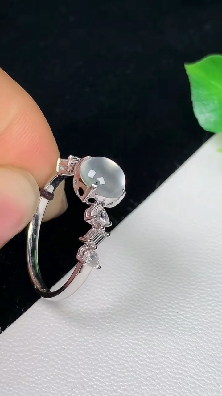 天然A货翡翠白冰蛋面戒指，尺寸17-6.6，重量:2.12g2026年8月10日
工厂直销收藏佳品,种好水足，色泽均匀，有种有色，上手高大气！