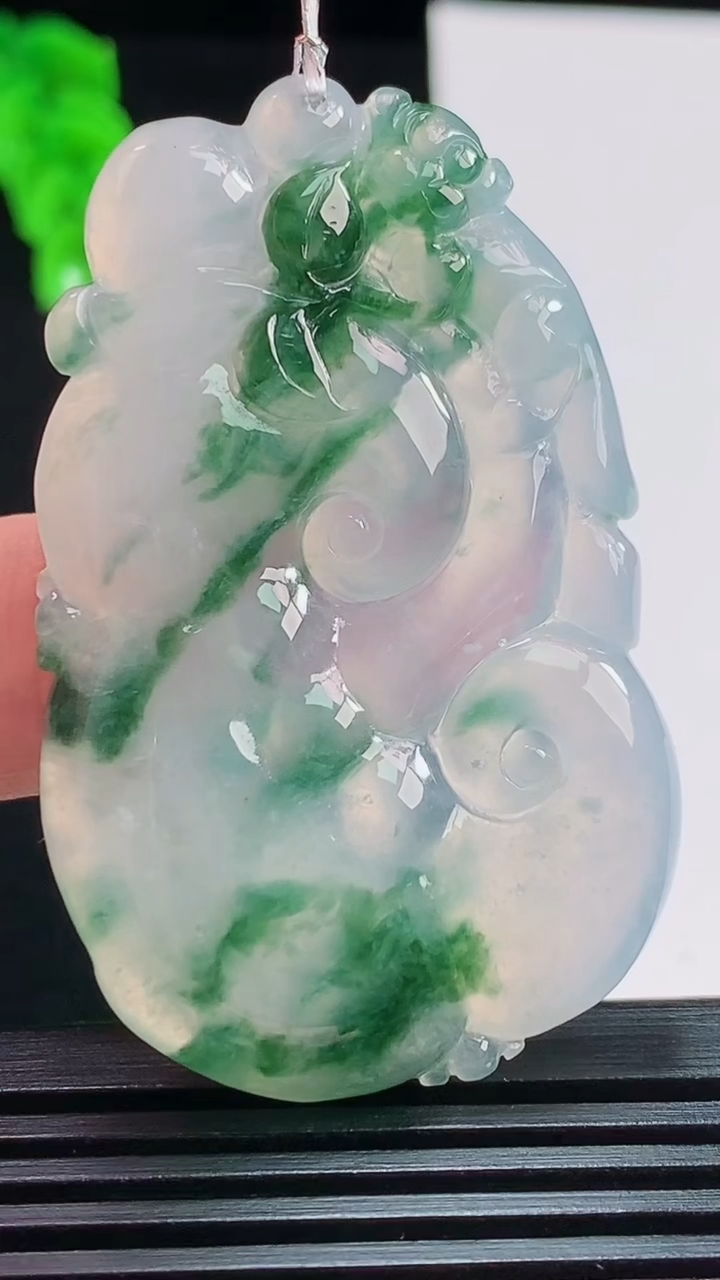天然A货翡翠种飘花如意吊坠，尺寸52-32.8-5.5 重量:20.39g
8月10日