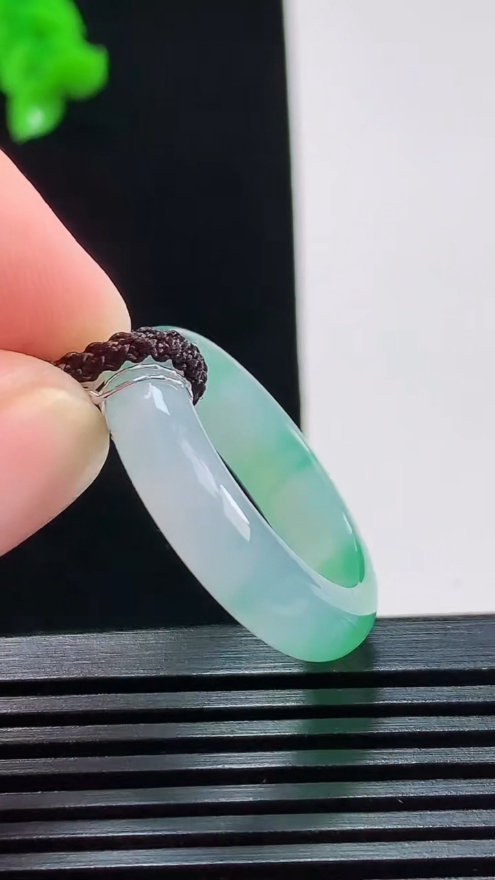 天然A货翡翠玉指环 戒指，尺寸19.8-5.6-3.6 重量:4.63g2026年8月10日
工厂直销收藏佳品,种好水足，色泽均匀，有种有色，上手高大气！