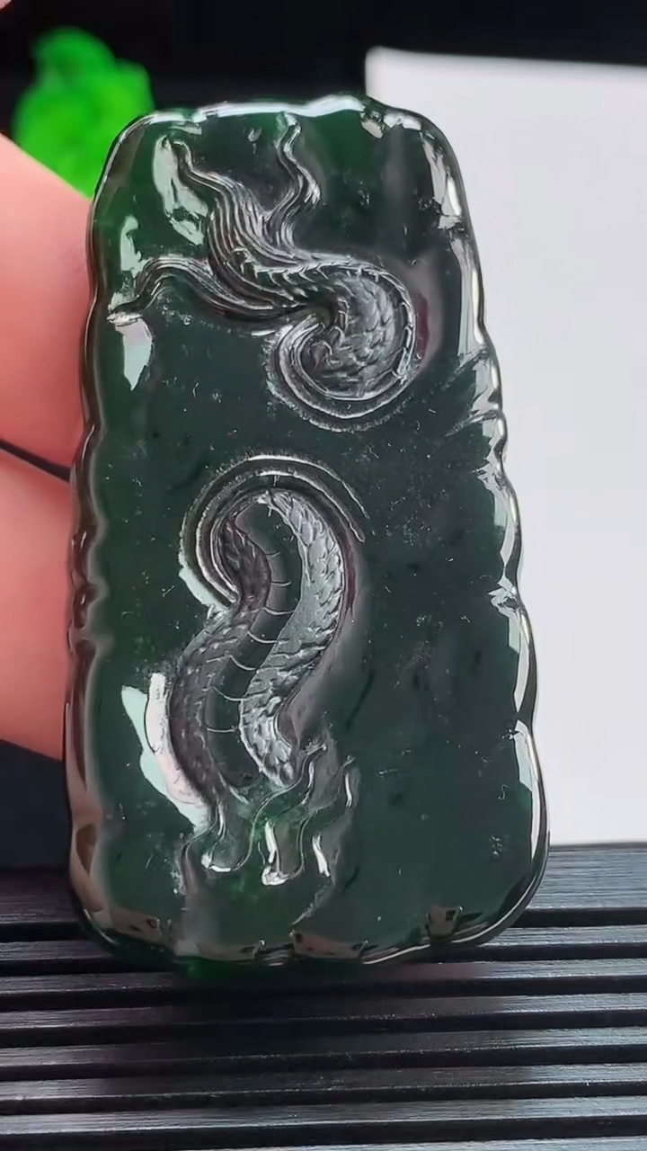 天然A货翡翠龙牌吊坠，尺寸60-30-11，重量:33.28g
8月11日