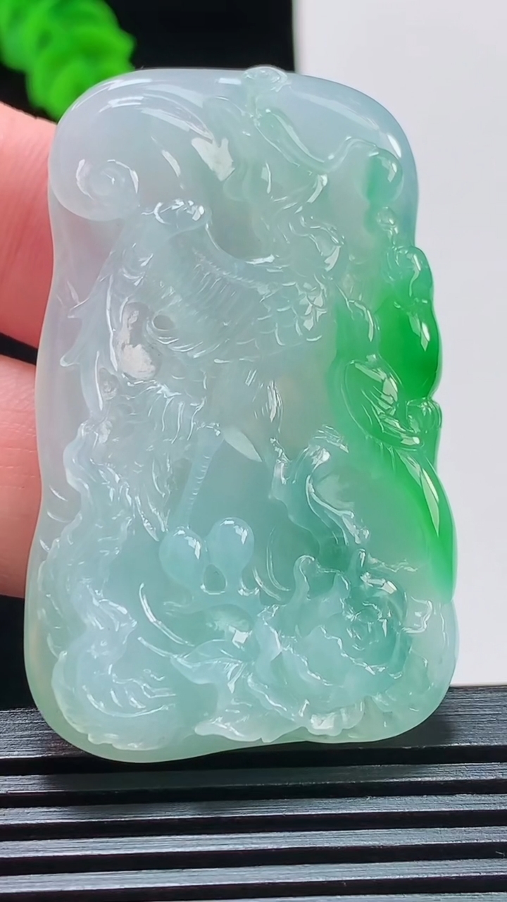 天然A货翡翠凤凰吊坠，尺寸51.6-32-7.2 重量:23.25g
8月11日