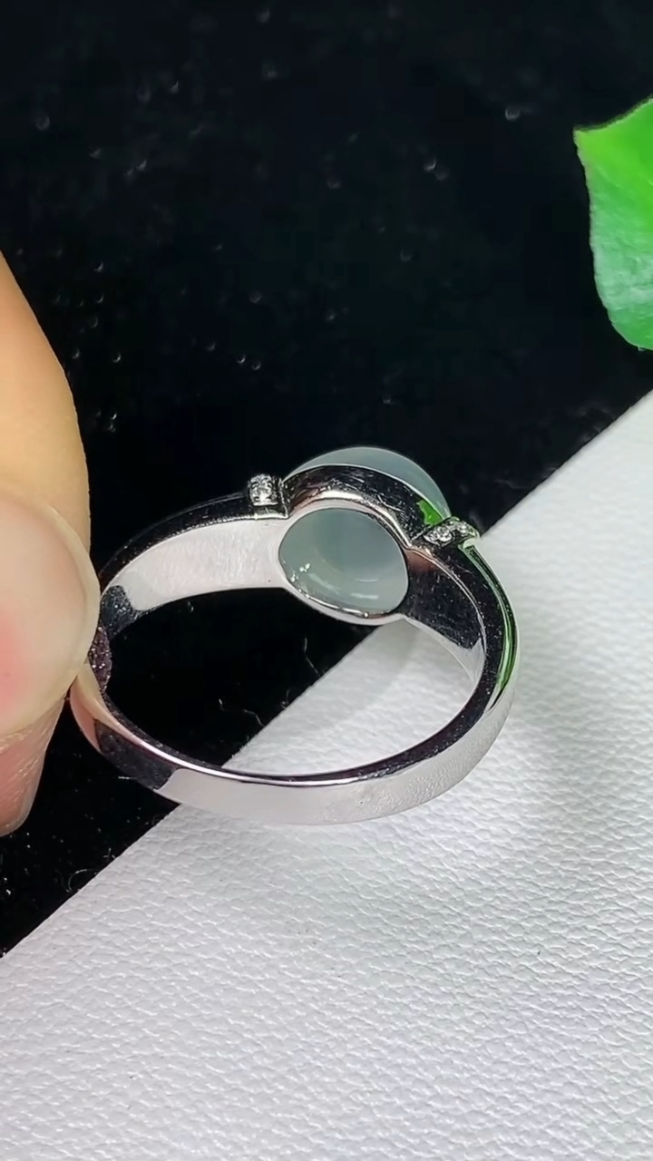 天然A货翡翠白冰蛋面戒指，尺寸17.2-8.4-8，重量:3.25g2026年8月11日
工厂直销收藏佳品,种好水足，色泽均匀，有种有色，上手高大气！