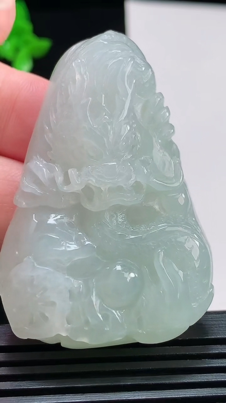 天然A货翡翠龙牌吊坠，尺寸55-37-12.5，重量:44.84g H172
8月11日