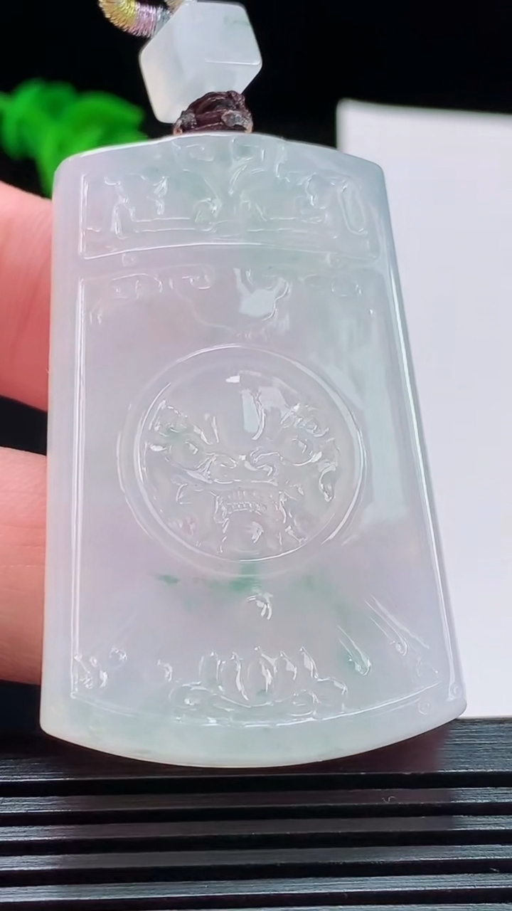 天然A货翡翠种飘花仿古无事牌吊坠，尺寸51-32-5.5 重量:26.09g
8月11日