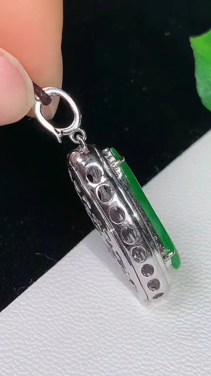 天然A货翡翠福瓜吊坠，尺寸31.9-11.8-7.3
8月11日