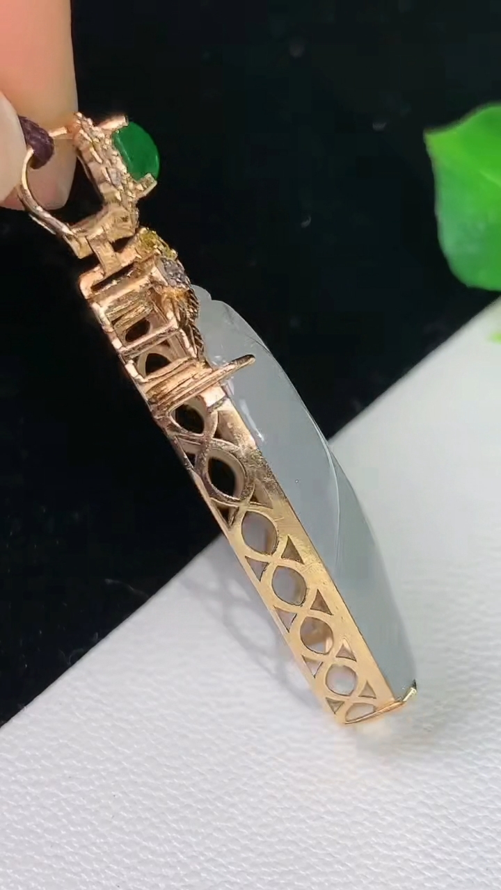 天然A货翡翠金枝玉叶 叶子吊坠，尺寸41.3-29-16.9-7.8，重量:5.87g
8月11日