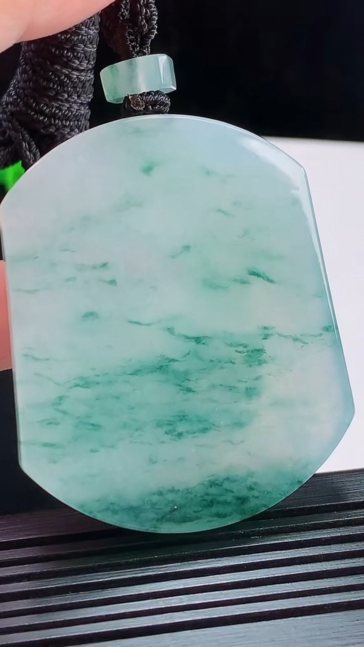 天然A货翡翠种飘花无事牌吊坠，尺寸54-44-5.8 重量:44.80g
8月11日