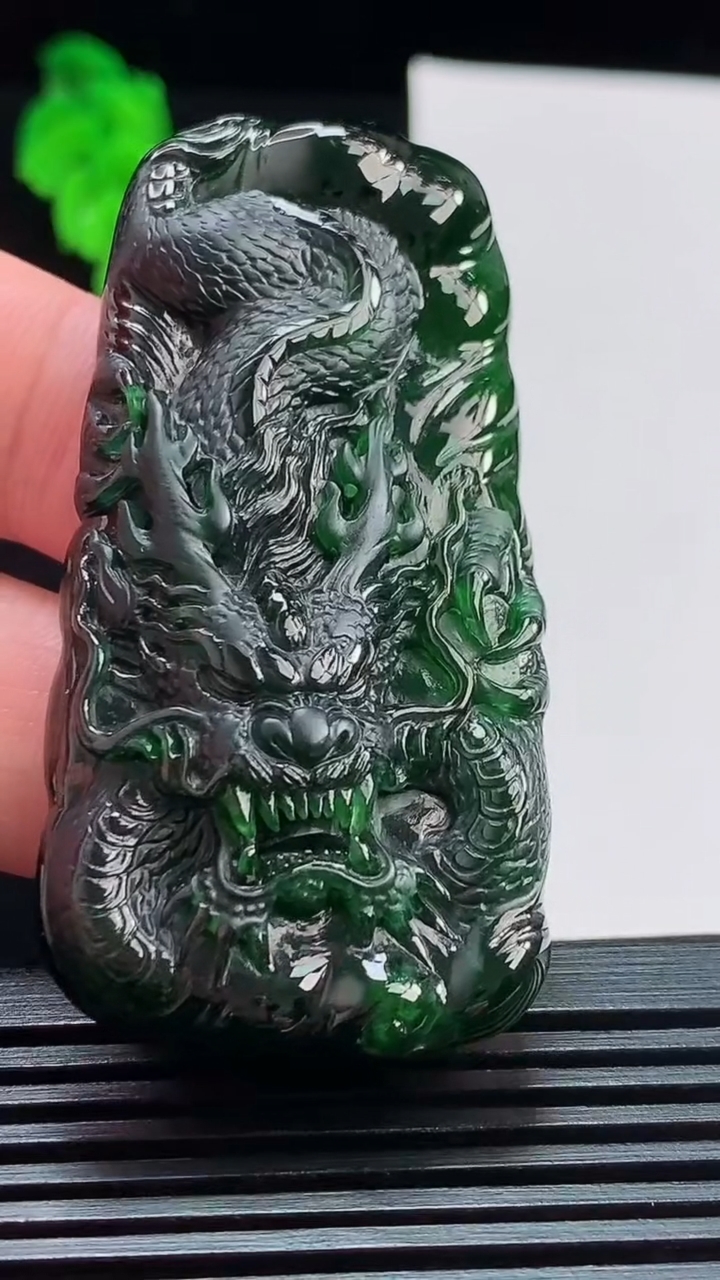天然A货翡翠龙牌吊坠，尺寸60-30-11，重量:33.28g
8月11日