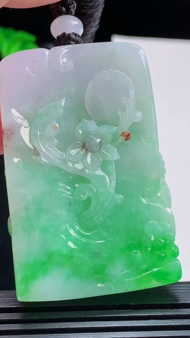 天然A货翡翠英明神武 鹦鹉吊坠，尺寸54-36-12 重量:53.38g
8月11日
