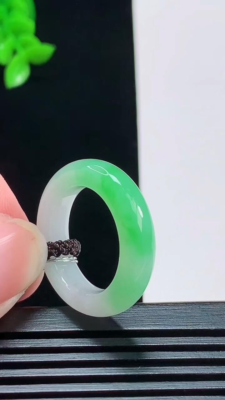 天然A货翡翠玉指环 戒指，尺寸16.8-5.5-4 重量:4.86g2026年8月11日
工厂直销收
