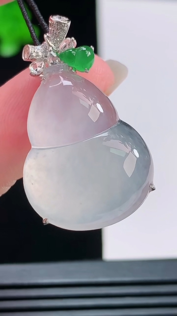 天然A货翡翠种白冰葫芦吊坠，尺寸32.5-19-8.2，裸石26-19 重量:6.43g
8月11日