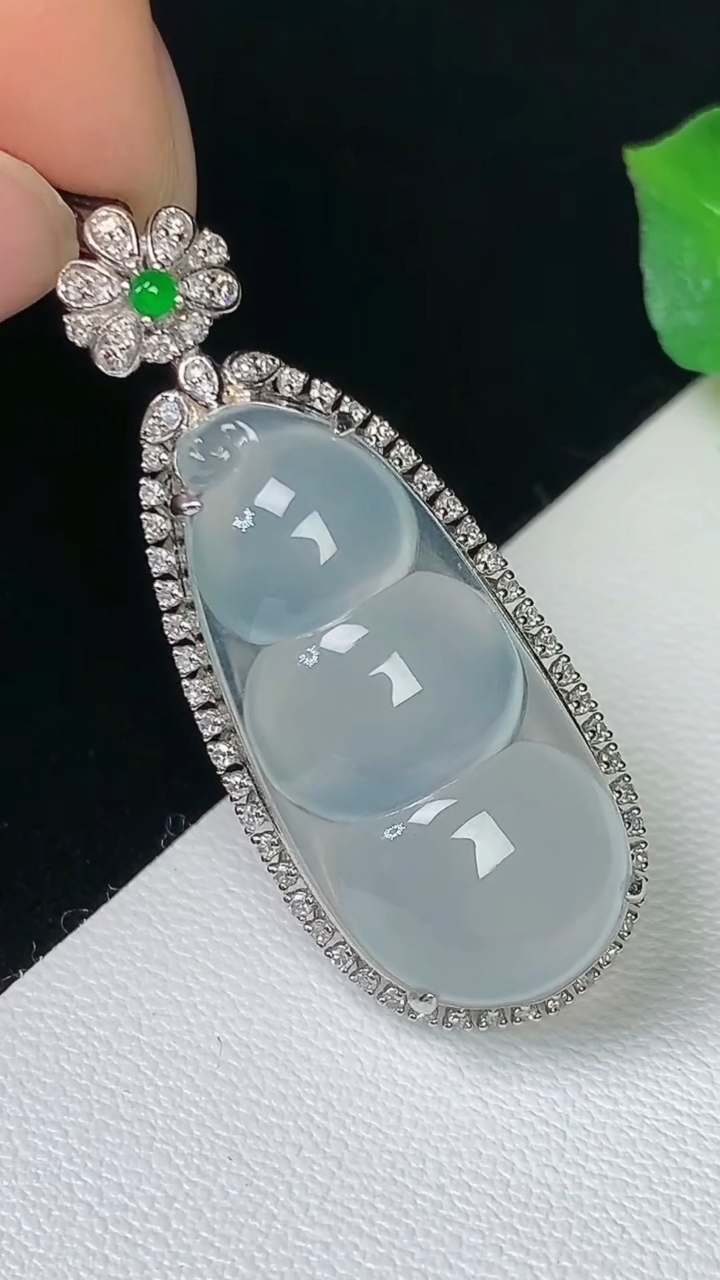 天然A货翡翠白冰福豆吊坠，尺寸38-15-10.4，裸石26.7-12.3，重量:5.17g
8月11日，重量:5.17g