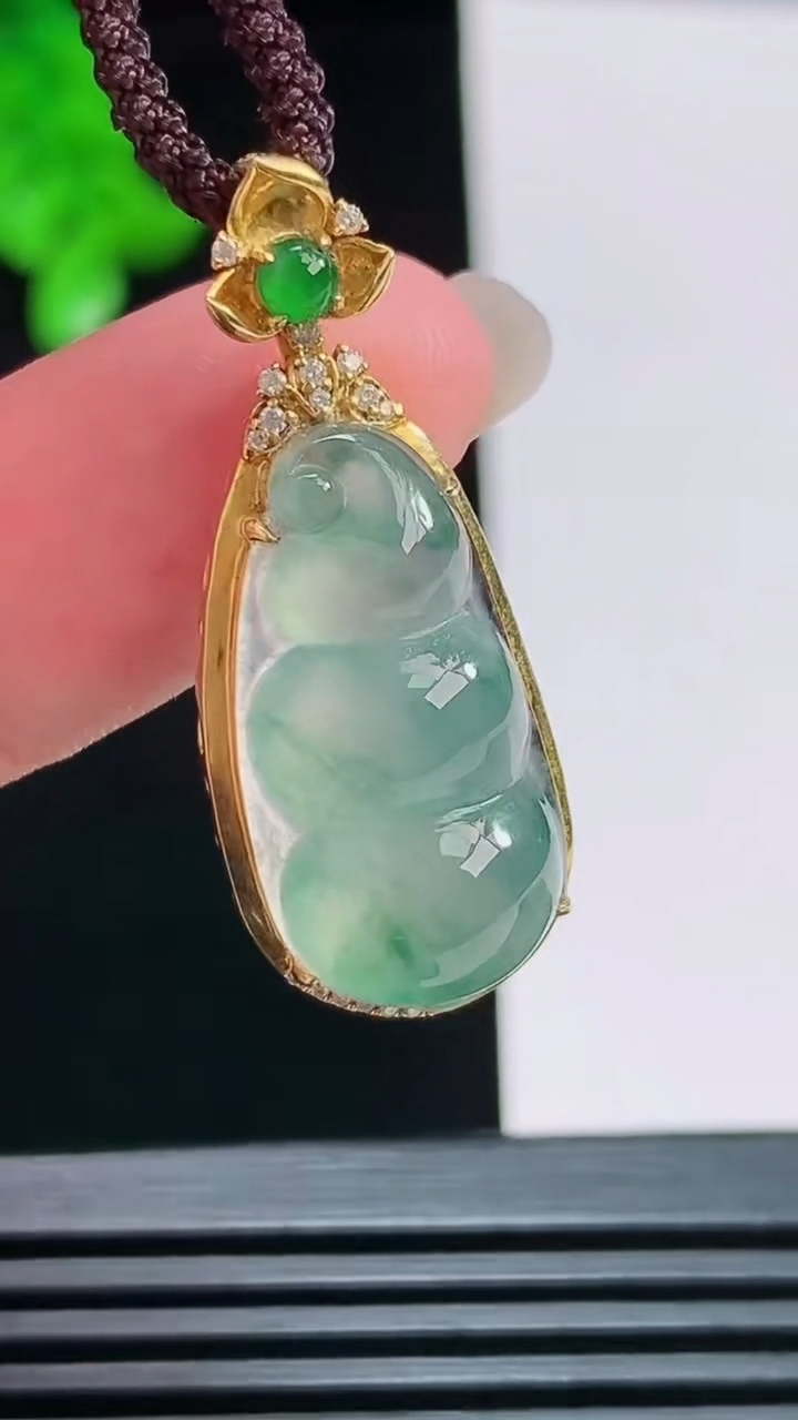 天然A货翡翠种飘花福豆吊坠，尺寸34-13.6-8.8，裸石22-12 重量:4.08g
8月11日