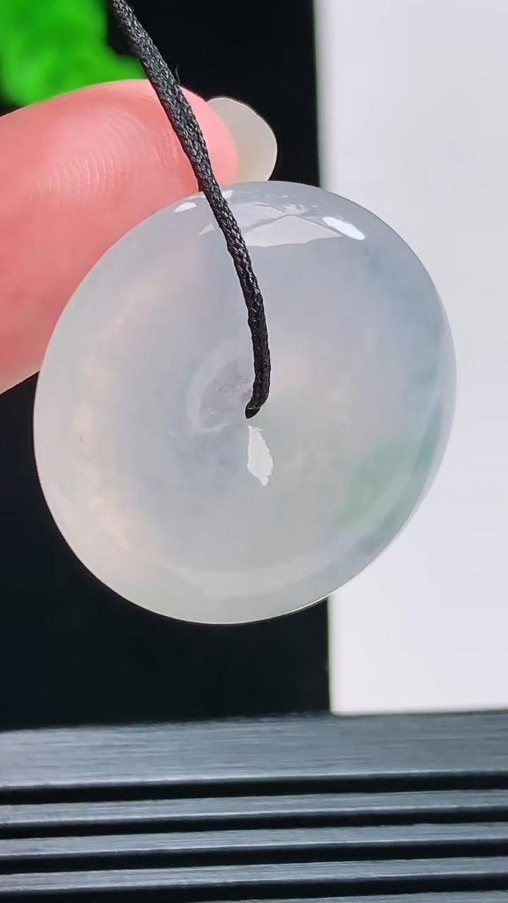 天然A货翡翠平安扣吊坠，尺寸27-5.8 重量:8.94g
8月11日