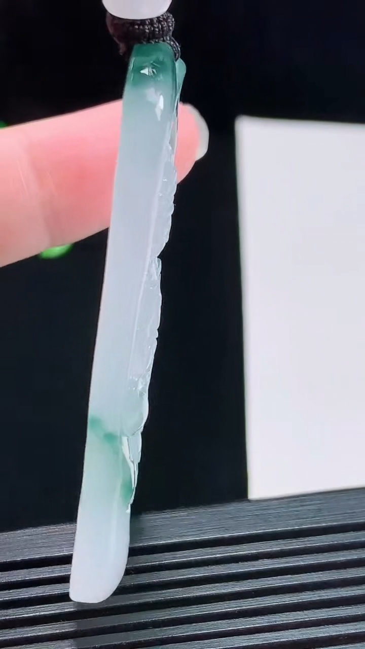 天然A货翡翠种飘花普贤菩萨吊坠，尺寸61.6-33-6 重量:30.13g
8月11日