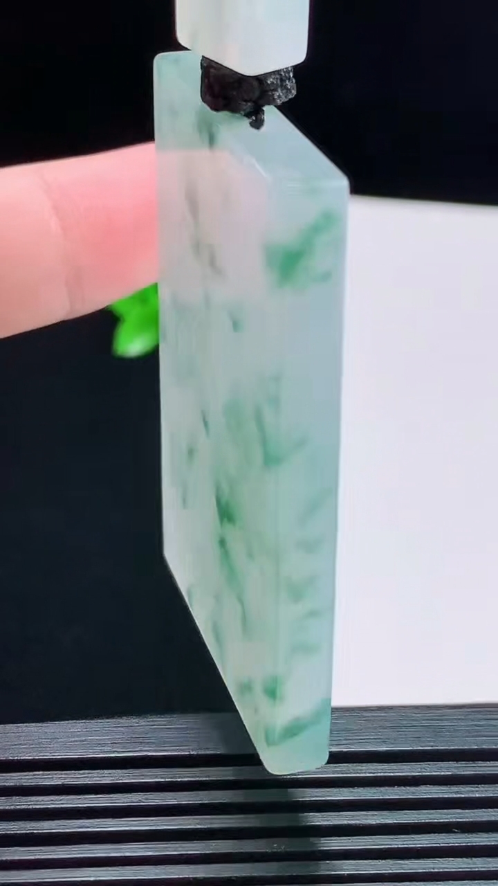 天然A货翡翠种飘花仿古无事牌吊坠，尺寸53-35.6-5.6 重量:40.56g
8月11日