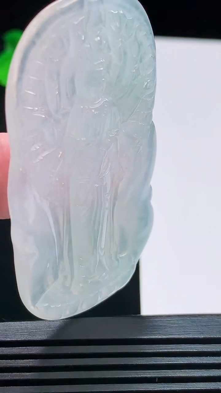 天然A货翡翠千手观音菩萨吊坠，尺寸63-29.6-5 重量:21.28g
8月11日