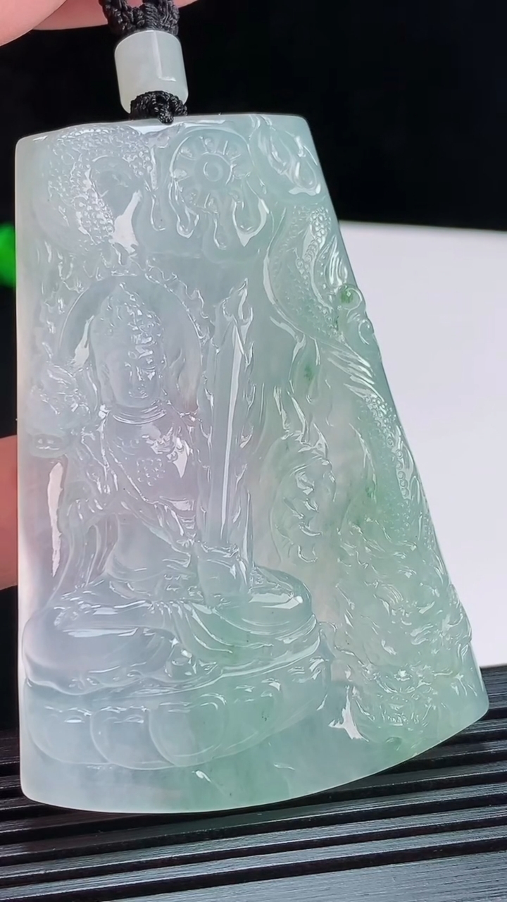 天然A货翡翠祥龙虚空藏菩萨吊坠，尺寸68-46-5.8 重量:40.56g
8月11日