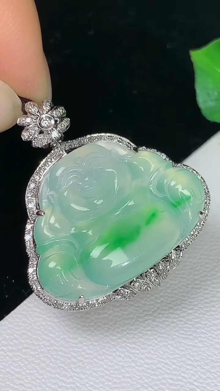 天然A货翡翠佛公吊坠，尺寸29.7-26.9-7.8，裸石17.8-24.5，重量:5.59g
8月