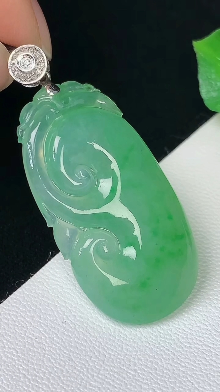 天然A货翡翠如意吊坠，尺寸34.3-18.3-5.4，重量:6.98g
8月11日