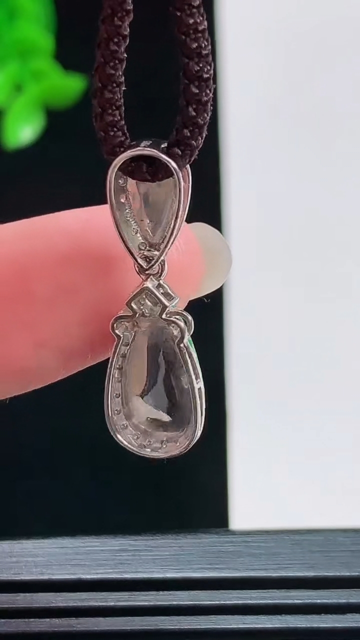 天然A货翡翠水滴吊坠，尺寸26.6-8.5-6.3，裸石12-6.5 重量:2.16g
8月11日