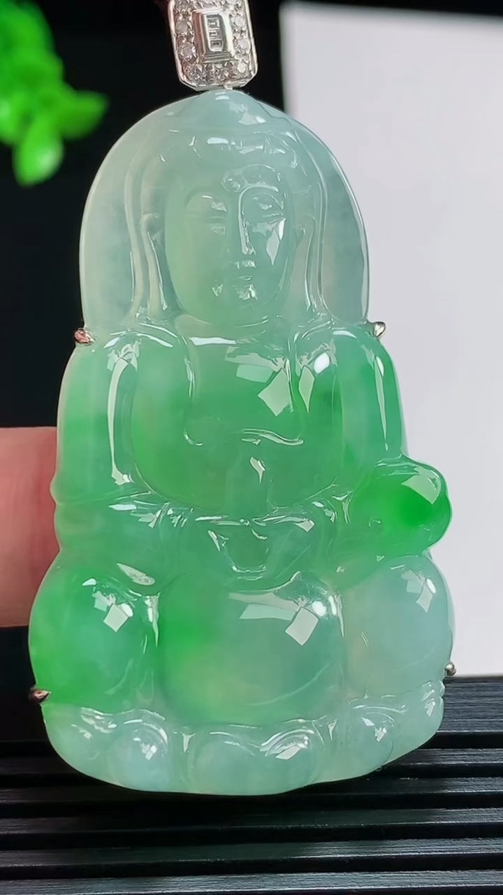 天然A货翡翠正装观音吊坠，尺寸59-31-8.5，裸石51-31 重量:19.51g
8月11日