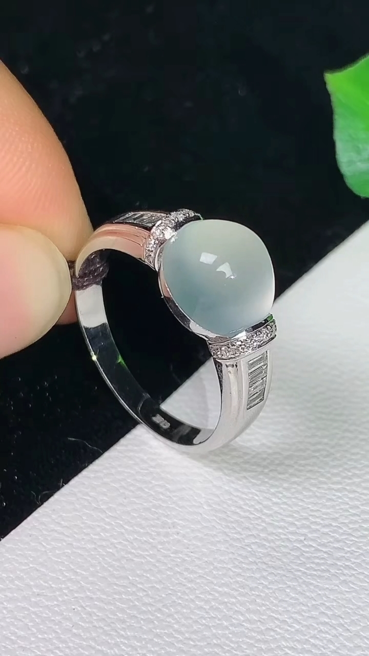 天然A货翡翠白冰蛋面戒指，尺寸17.2-8.4-8，重量:3.25g2026年8月11日
工厂直销收