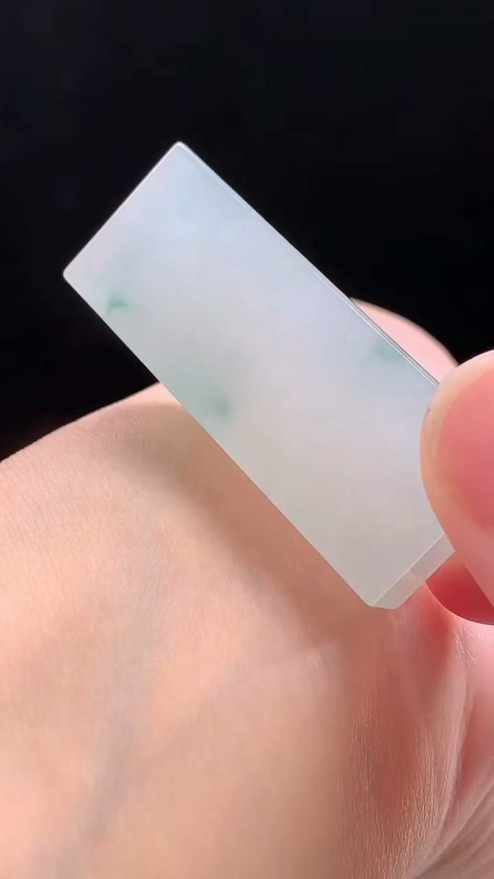 天然A货翡翠种飘花无事牌吊坠，尺寸48-19-12 重量:36.08g
8月11日