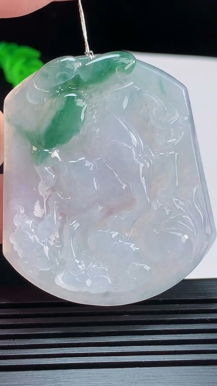 天然A货翡翠飘花生肖马牌吊坠，尺寸56-46.5-5.8 重量:32.45g
8月11日