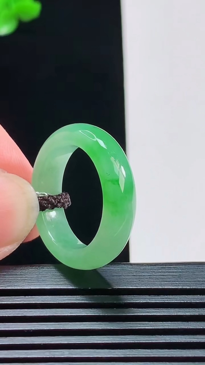 天然A货翡翠玉指环 戒指，尺寸17.5-5.5-4 重量:4.50g2026年8月11日
工厂直销收