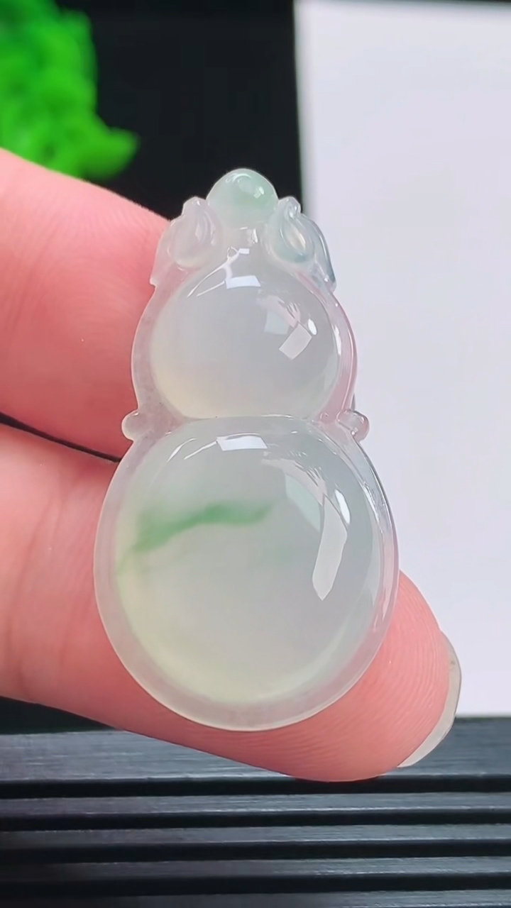 天然A货翡翠葫芦吊坠，尺寸36.6-19-5.8 重量:6.17g
8月11日