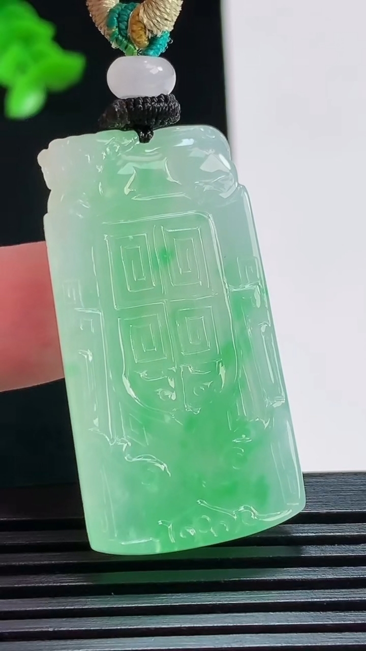 天然A货翡翠仿古无事牌吊坠，尺寸40.8-21-6.5 重量:17.15g
8月11日