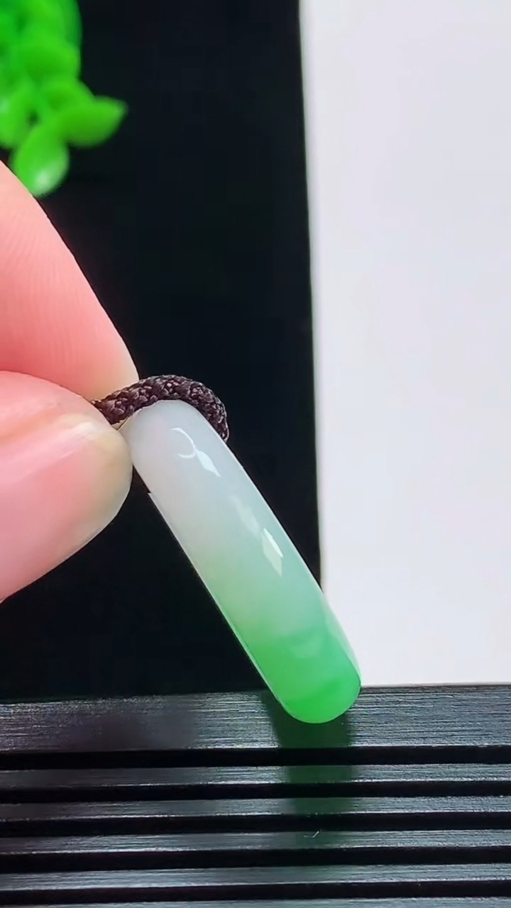 天然A货翡翠玉指环 戒指，尺寸16.8-5.5-4 重量:4.86g2026年8月11日
工厂直销收藏佳品,种好水足，色泽均匀，有种有色，上手高大气！