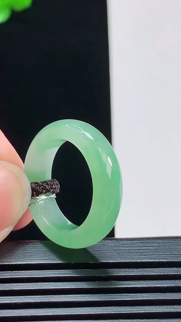天然A货翡翠玉指环 戒指，尺寸15.8-5.5-4 重量:4.04g2026年8月11日
工厂直销收