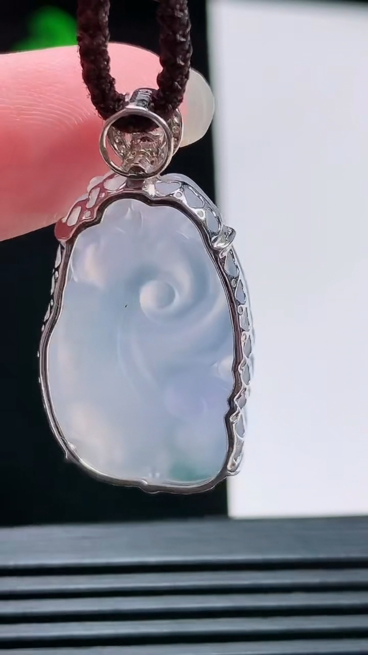 天然A货翡翠种紫罗兰 飘花如意吊坠，尺寸35-18-6.2，裸石28-18 重量:4.95g
8月11日