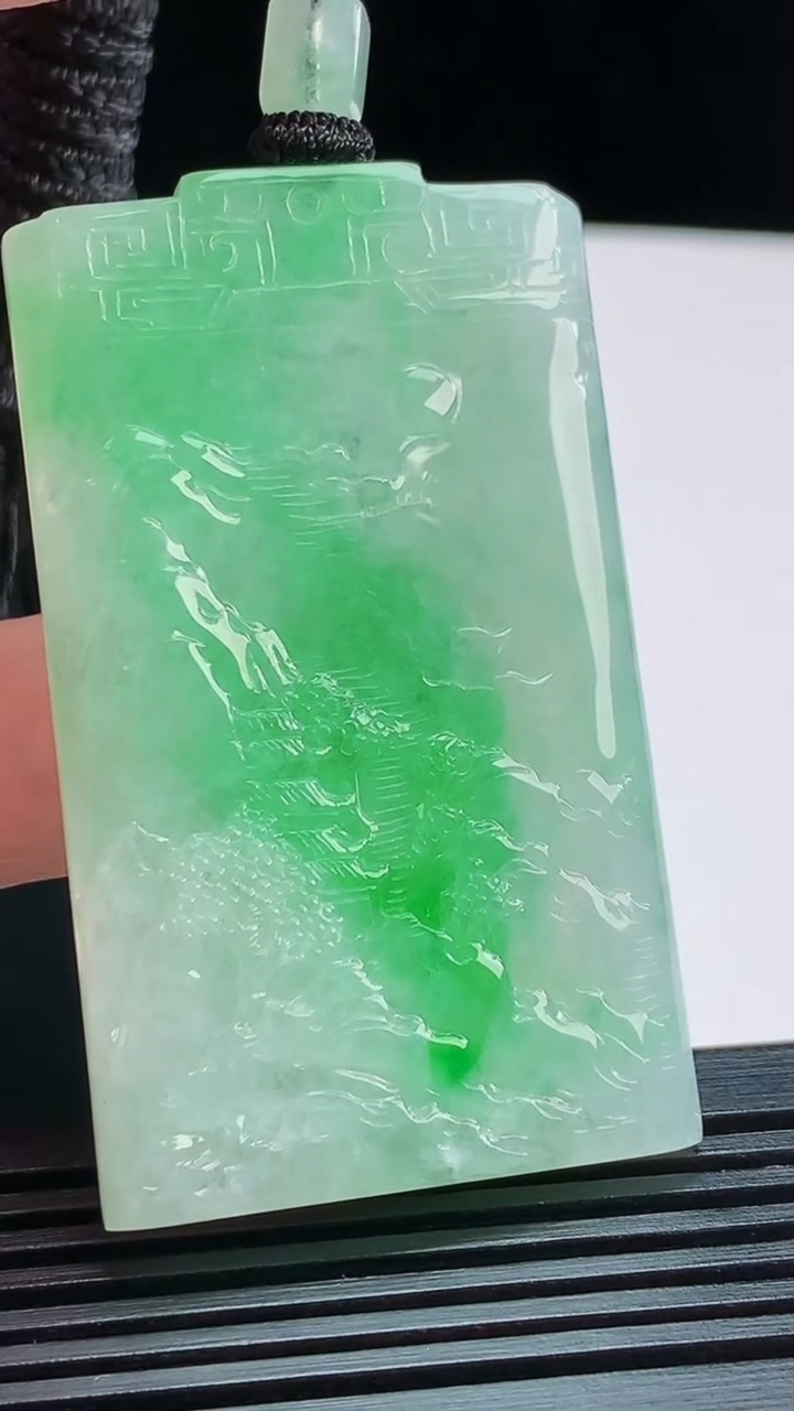 天然A货翡翠山水牌吊坠，尺寸56-33-5 重量:27.69g
8月11日